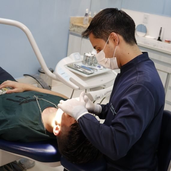Dr. Ravel Peixoto atendendo um paciente na Reab Odonto